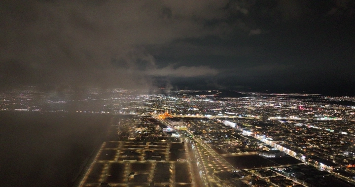 مدينة حائل ليلاً تحت سماء غائمة، لقطة جوية.