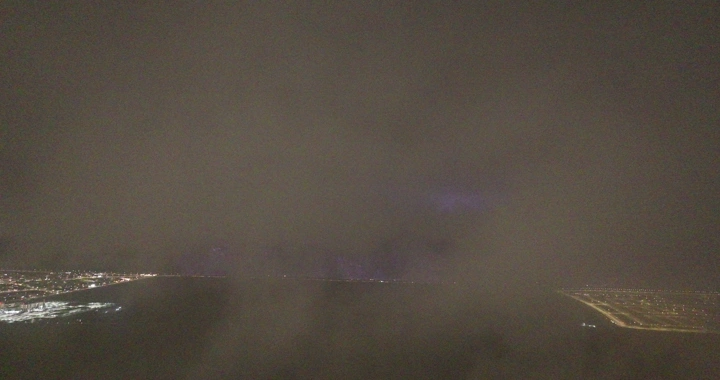 مدينة حائل ليلاً تحت الغيوم، منظر جوي.