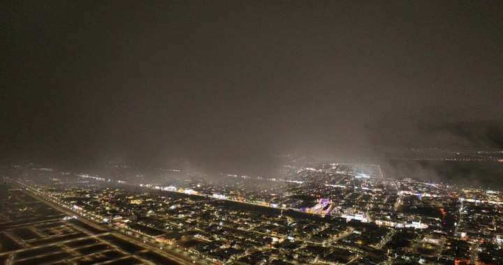 مدينة حائل ليلًا تحت سماء غائمة، منظر جوي.