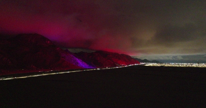 جبال مضاءة بألوان ليلية في حائل، لقطة ليلية.