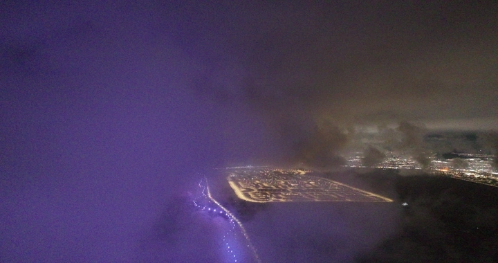 مدينة حائل ليلاً تحت الغيوم، لقطة جوية.