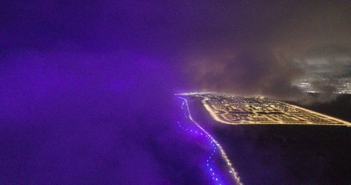 مدينة حائل ليلاً تحت الغيوم، لقطة جوية.