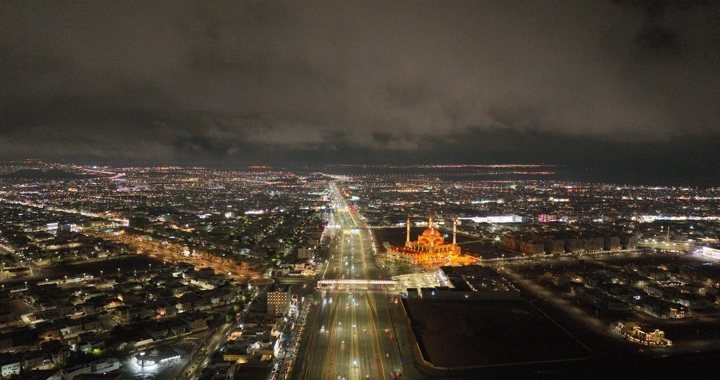 مدينة حائل ليلاً تحت سماء غائمة، لقطة جوية.