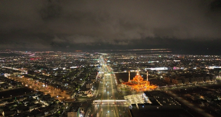 مدينة حائل ليلاً تحت سماء غائمة، لقطة جوية.
