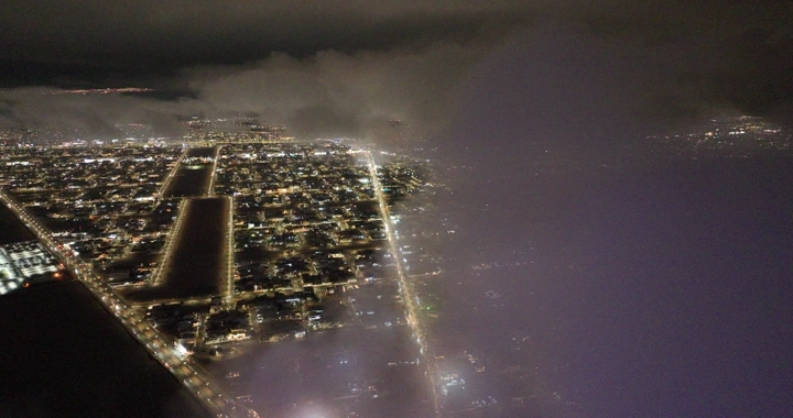 مدينة حائل ليلاً تحت الغيوم، لقطة جوية.