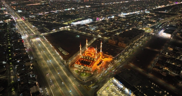 مسجد الراجحي في حائل ليلاً، لقطة جوية.