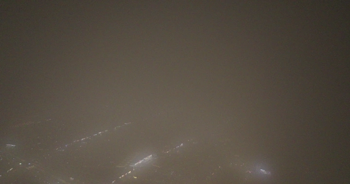 مدينة حائل ليلاً تحت الغيوم، لقطة جوية.