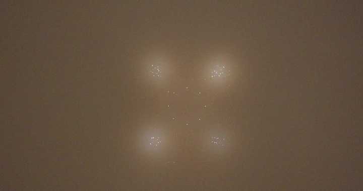 أضواء في سماء حائل ليلاً، تصوير ليلي غائم.