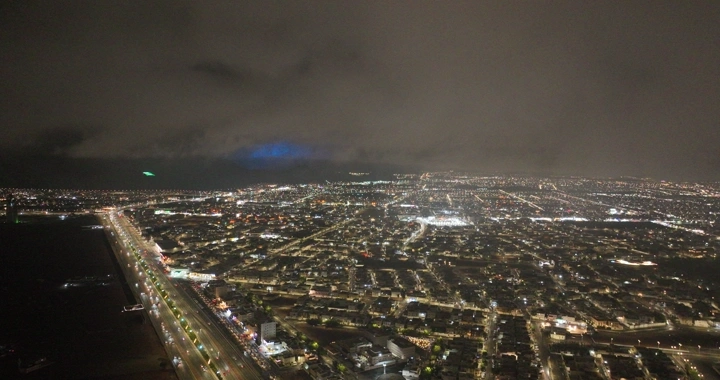 مدينة حائل ليلاً تحت سماء غائمة، لقطة جوية.