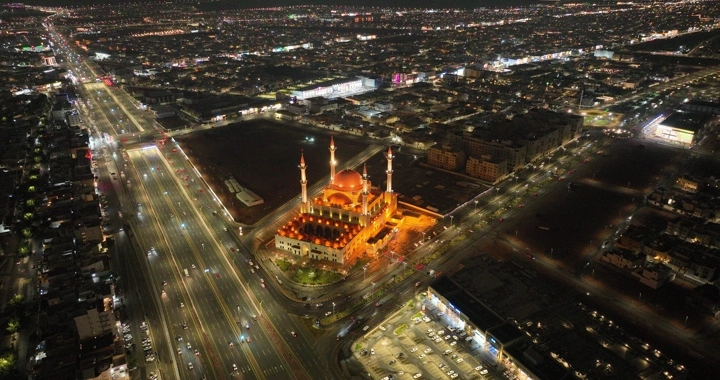 مسجد الراجحي في حائل ليلاً، لقطة جوية.