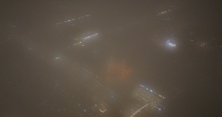 مدينة حائل ليلاً تحت الغيوم، منظر جوي.