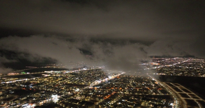 مدينة حائل ليلًا تحت الغيوم، لقطة جوية.