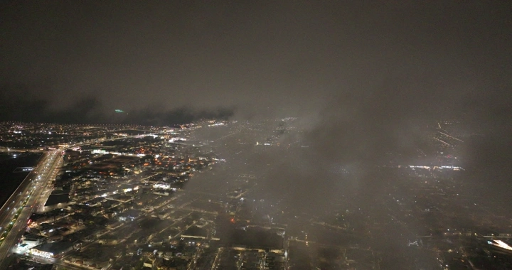 مدينة حائل ليلاً تحت الغيوم، لقطة جوية.