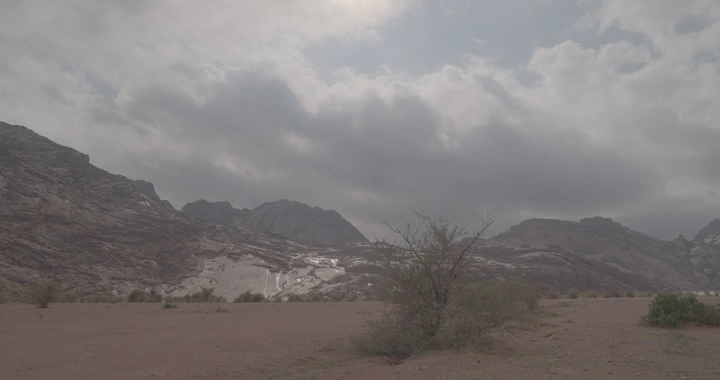 جبال تحت سماء غائمة في شعيب مشار بحائل، لقطة واسعة.