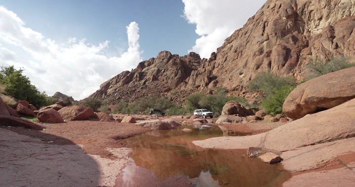 جبال حائل مع بركة ماء صغيرة، لقطة أرضية.