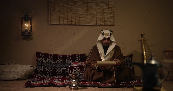 رجل سعودي يقرأ في يوم التأسيس، تصوير داخلي تقليدي.