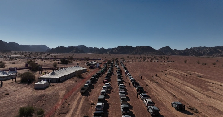 تجمع سيارات دفع رباعي في الصحراء، لقطة جوية.