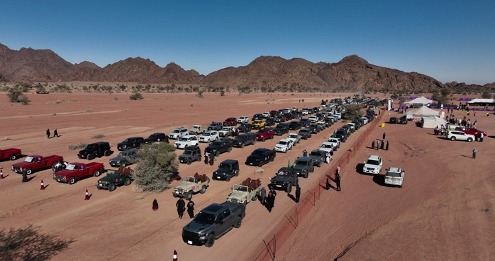تجمع سيارات دفع رباعي في الصحراء، لقطة جوية.