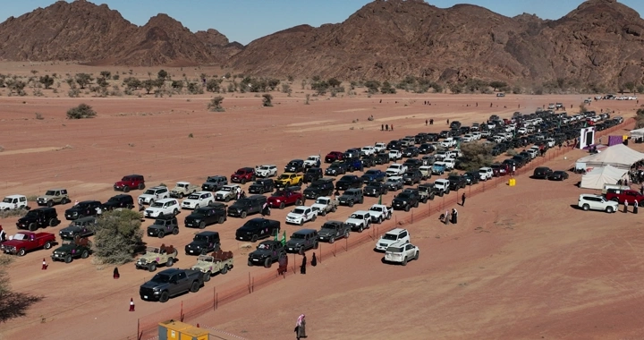 تجمع سيارات دفع رباعي في الصحراء، لقطة جوية.