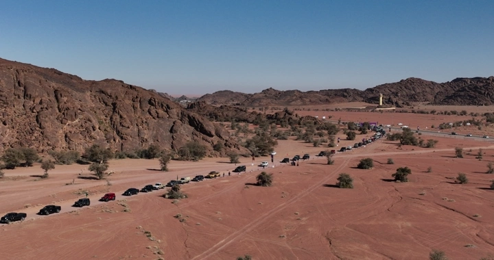 تجمع سيارات دفع رباعي في الصحراء، لقطة جوية.