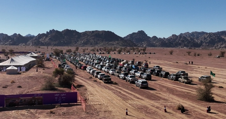 تجمع سيارات دفع رباعي في الصحراء، لقطة جوية.