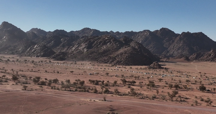 تجمع سيارات دفع رباعي في صحراء جبلية، لقطة جوية.