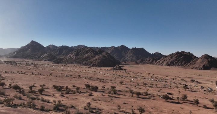 تجمع سيارات دفع رباعي في صحراء جبلية، لقطة جوية.