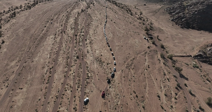 تجمع سيارات دفع رباعي في الصحراء، لقطة جوية.