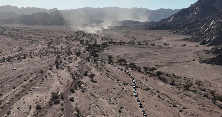 تجمع سيارات دفع رباعي في صحراء جبلية، لقطة جوية.