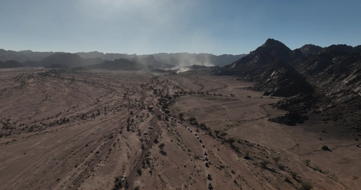 تجمع سيارات دفع رباعي في صحراء جبلية، لقطة جوية.