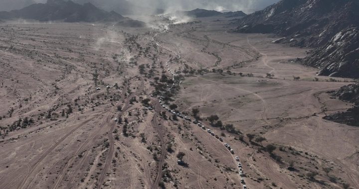 تجمع سيارات دفع رباعي في صحراء جبلية، لقطة جوية.