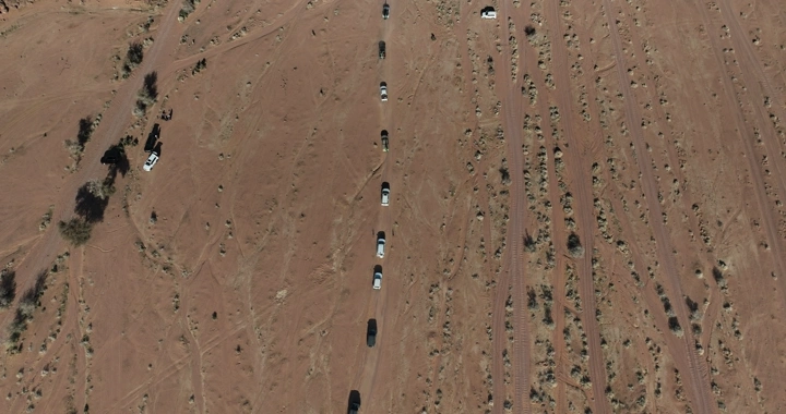 سيارات دفع رباعي مصطفة في الصحراء، لقطة جوية.