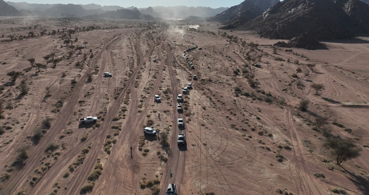 تجمع سيارات دفع رباعي في صحراء جبلية، لقطة جوية.