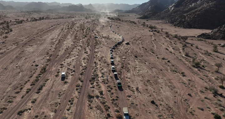 تجمع سيارات دفع رباعي في صحراء جبلية، لقطة جوية.