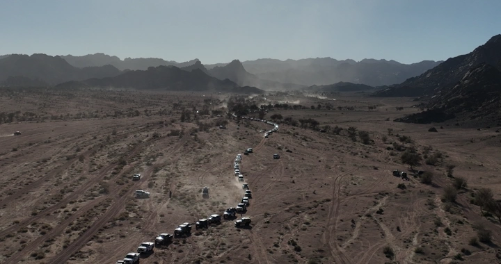 تجمع سيارات دفع رباعي في الصحراء، لقطة جوية.