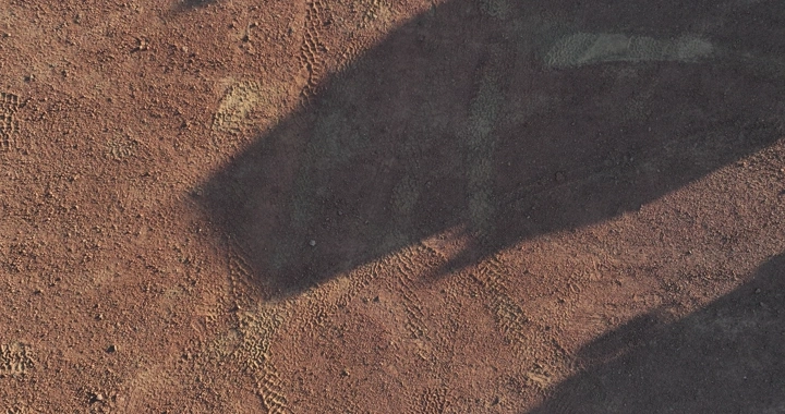 سيارات دفع رباعي على أرض ترابية، لقطة من الأعلى.