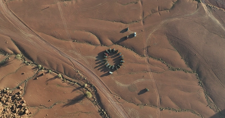 تجمع سيارات دفع رباعي في الصحراء، لقطة جوية.