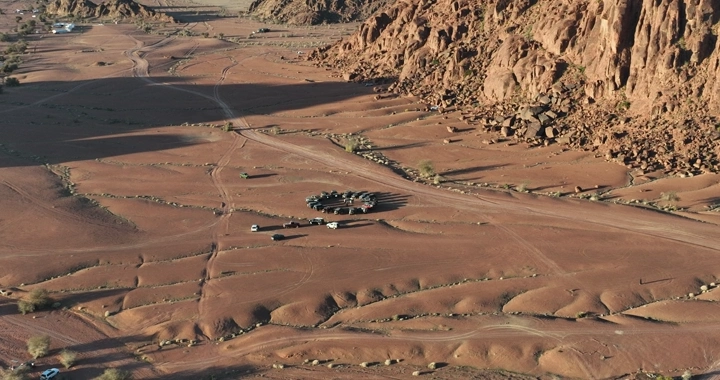 تجمع سيارات دفع رباعي في صحراء جبلية، لقطة جوية.