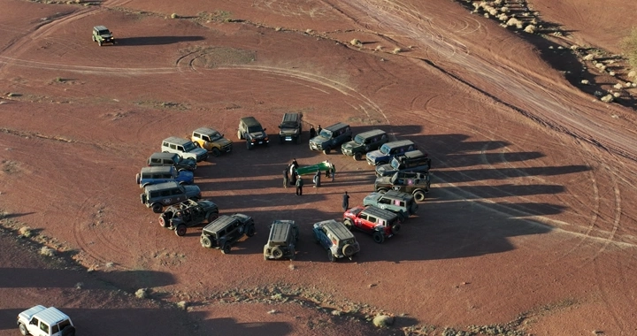 تجمع سيارات دفع رباعي في الصحراء، لقطة جوية.
