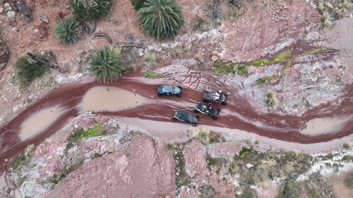 سيارات تسير في جبال بعد الأمطار، لقطة جوية.