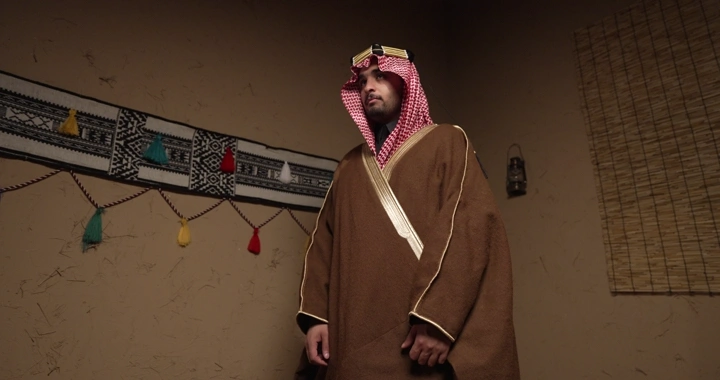 رجل يرتدي الزي التقليدي في غرفة مزينة، لقطة داخلية.