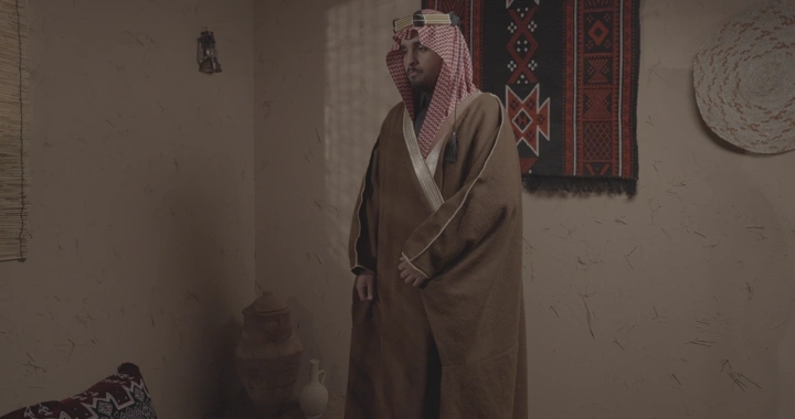 رجل يرتدي الزي التاسيس في غرفة تقليدية، لقطة داخلية.