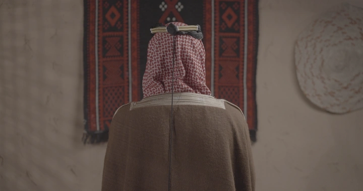رجل سعودي يرتدي الزي التقليدي في يوم التأسيس، لقطة داخلية.