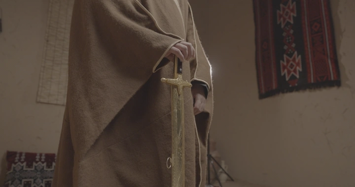 رجل سعودي يحمل سيفًا في يوم التأسيس، لقطة داخلية.