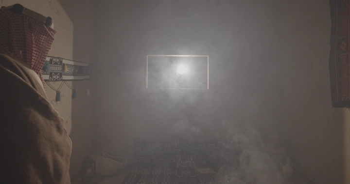 رجل سعودي في غرفة تقليدية مليئة بالدخان، لقطة داخلية