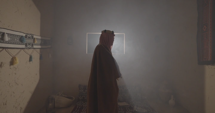 رجل سعودي في غرفة تقليدية، لقطة داخلية