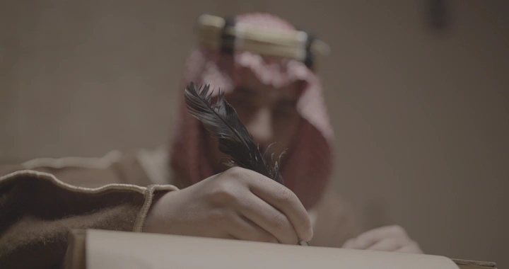 رجل سعودي يكتب بريشة في يوم التأسيس، لقطة مقربة.