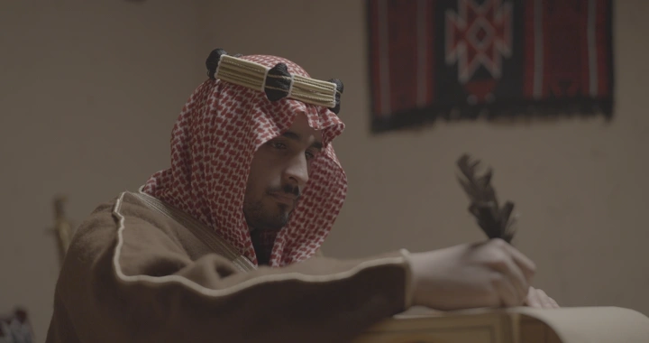 رجل سعودي يكتب في يوم التأسيس، لقطة داخلية.