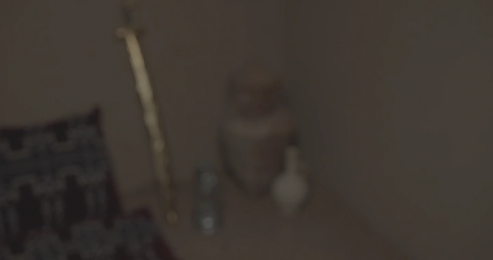 رجل يقدم ورقة في غرفة تقليدية مع ديكور عربي، لقطة جانبية .