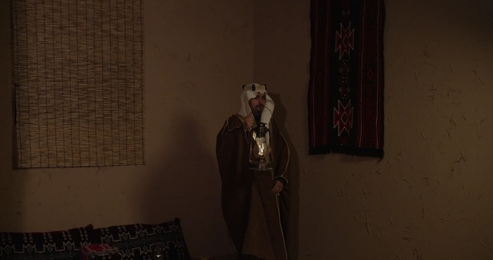 رجل سعودي يحمل سراج في غرفة تقليدية، لقطة داخلية